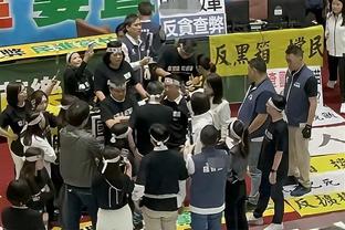记者：梅西日本行赛后走后门离开，给花300万日元的VIP球迷们签名